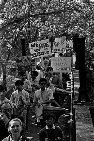 Save the Arboretum march, Spring 1969. Signs: "Where Have All the Flowers Gone" -- "We Love the Arboretum" -- "Plants Not Pavements." Image: MOHAI, Seattle P-I Collection.